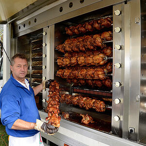 Knusprige Grillhenderl vom Schöndorfer / Foto: HPR Riedberger Erntedankfest 2016