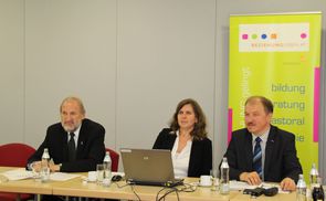 V. l.: Bischofsvikar Msgr. Wilhelm Vieböck, Mag.a Andrea Holzer-Breid und Mag. Josef Lugmayr.