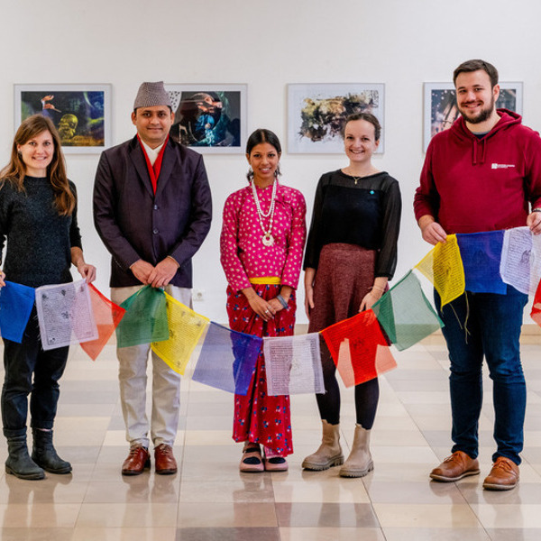 Gruppenfoto / © Diözese Linz / Johannes Kienberger Die Dreikönigsaktion, das Hilfswerk der Katholischen Jungschar, unterstützt mit den Spenden jährlich rund 500 Hilfsprojekte in Afrika, Asien und Lateinamerika. Bei der Pressekonferenz am 27. November 2024 im OÖ. Presseclub wurde anhand eines Beispiel