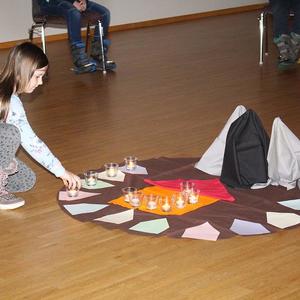 Auch die Kinder stellten ihr Licht in das Gemeinschaft-Haus.