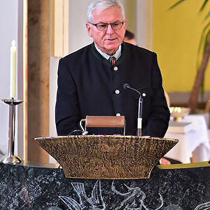 Lektor Mag. Peter Hoffmann bei der Lesung / Foto: Franz Kaufmann Riedberger Erntedankfest 2016