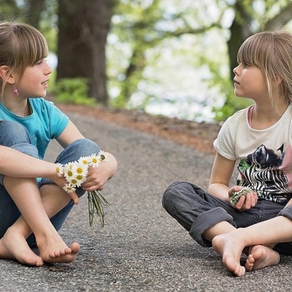 menschen-kinder-mädchen-reden-763156 / © pixabay_Pezibear menschen-kinder-mädchen-reden-763156