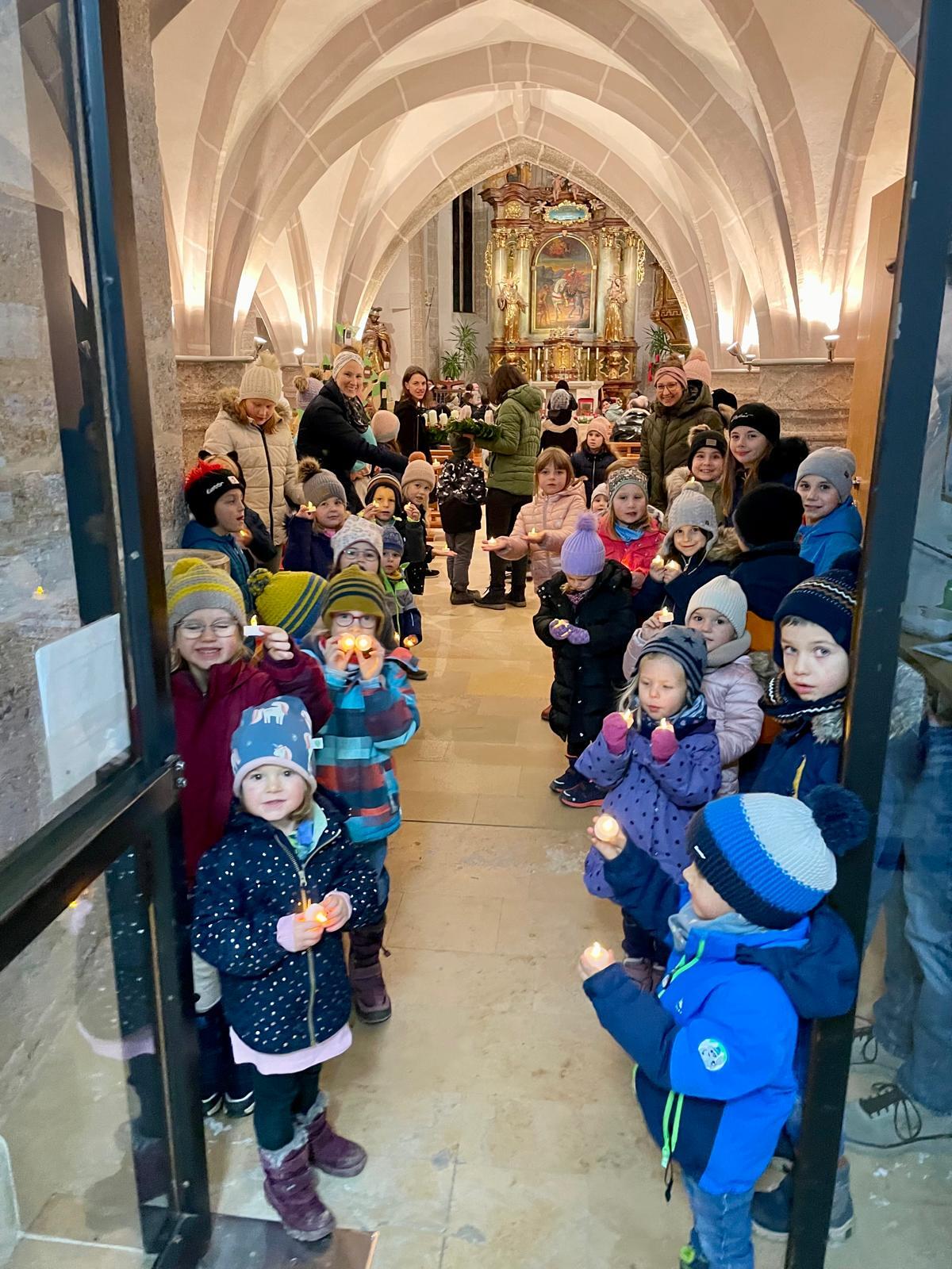 Viele Kinder bei der Adventkranzweihe in Steinerkirchen