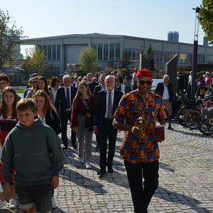 Der Festzug wurde von der Musikkapelle in die Musikschule begegleitet