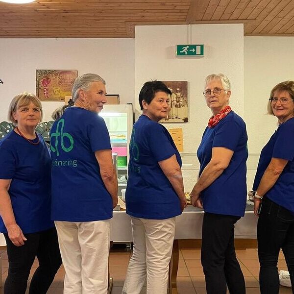 Frauen mit kfb-T-Shirts / © kfb Schönering Die kfb-Frauen aus Schönering machen sich mit kfb-T-Shirts sichtbarer