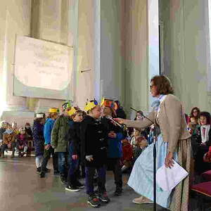 mit den Kindern des Pfarrcaritas-Kindergartens Hl. Familie