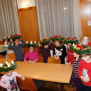 Froschgoscherl schmücken Adventkränze