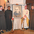 Beim Festgottesdienst in der Karmelitenkirche (v. l.): Sr. Barbara Lehner (Elisabethinen), P. Paul Saji OCD (Karmeliten), Bischof Manfred Scheuer, P. Benno Maria Skala OCD und Reinhard Kaspar ('Papa Gruber'-Kreis St. Georgen). 